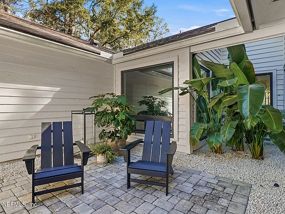 5th image of 121 NANDINA Circle