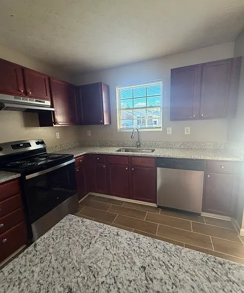 1060 Lucille Dr — Photo 2