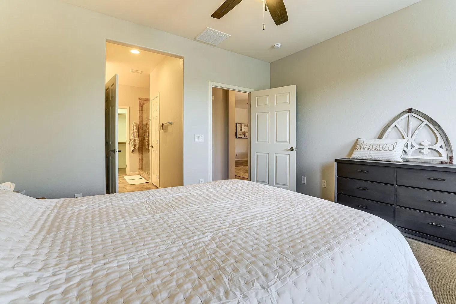 2 bed, 2.0 bath, 1593 sqft, $2,806 — Photo 4