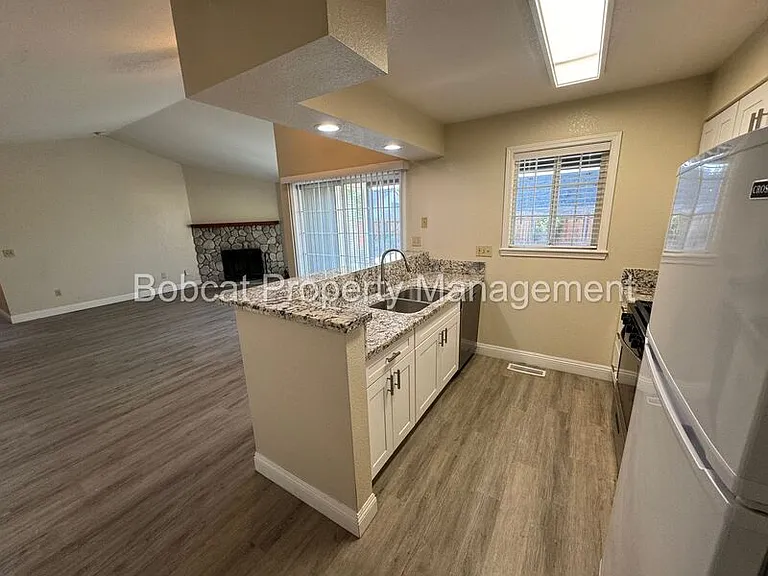 426 Springview Dr — Photo 7