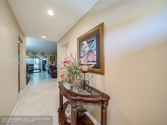 5th image of 10318 NW 70th Ct