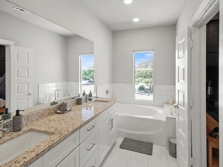 702 N Plano Rd — Photo 24