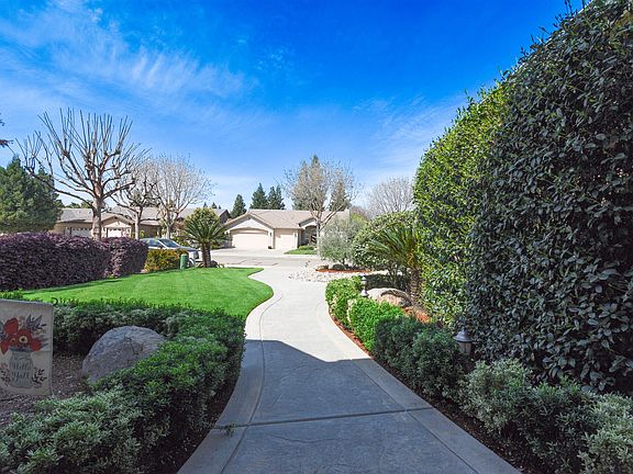 3rd image of 3615 E Paradise Avenue
