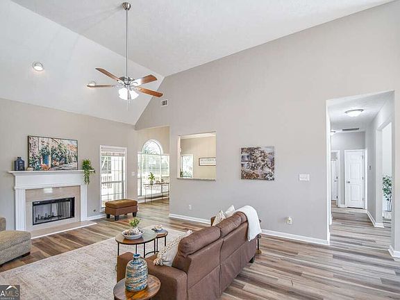 3rd image of 104 Sweetbriar Walk