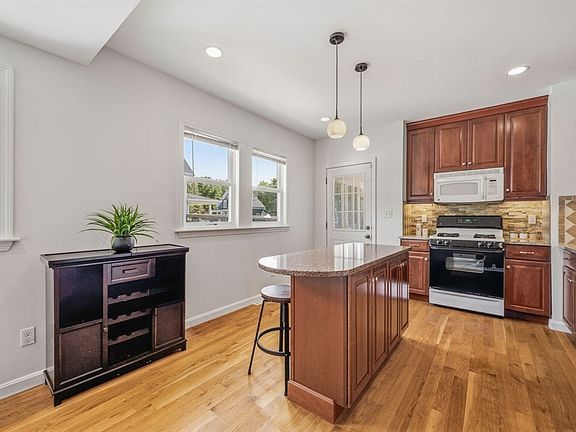5th image of 16 Linwood St