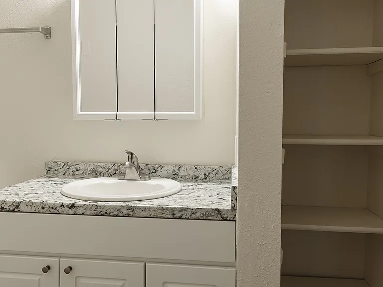 Madera Court Apartments - Troutdale Oregon - Bathroom