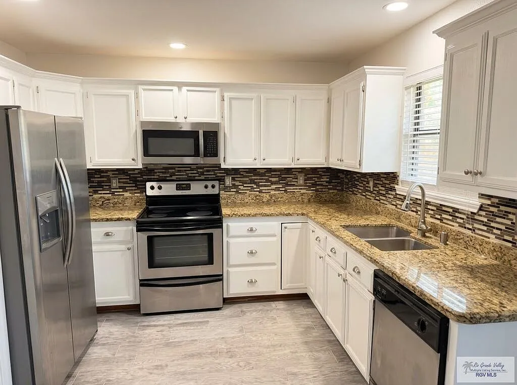 3 bed, 2.0 bath, 1479 sqft, $1,900 — Photo 2