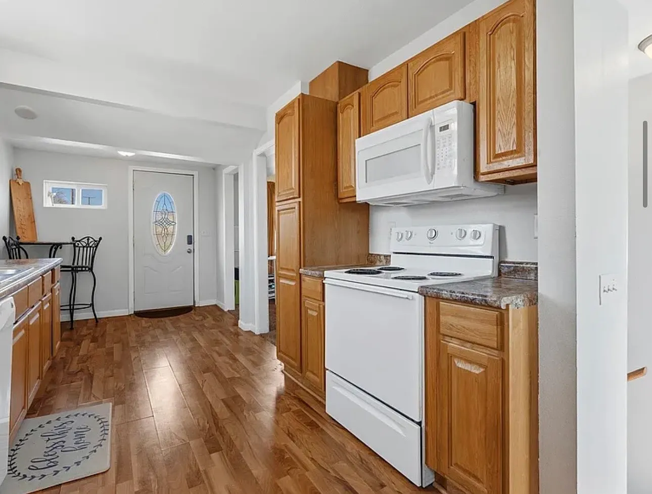 3 bed, 717 sqft, $1,525 — Photo 2