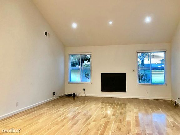 High ceiling Living room
