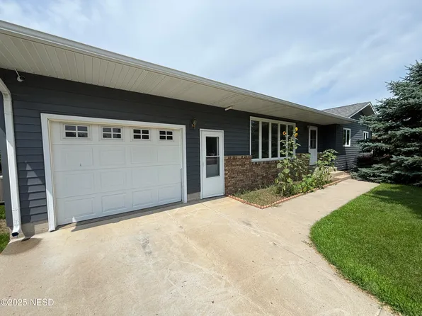 407 Palmquist Ave, Hayti, SD 57241