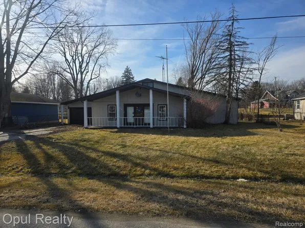 5402 Orchard Dr, East China, MI 48054