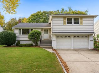 60 Pell Ter, Garden City, NY 11530