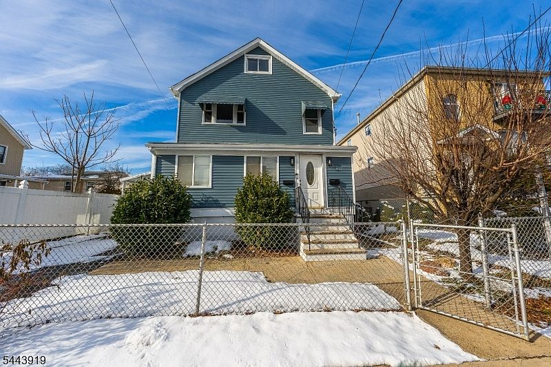 1st image of 811 Jackson Ave