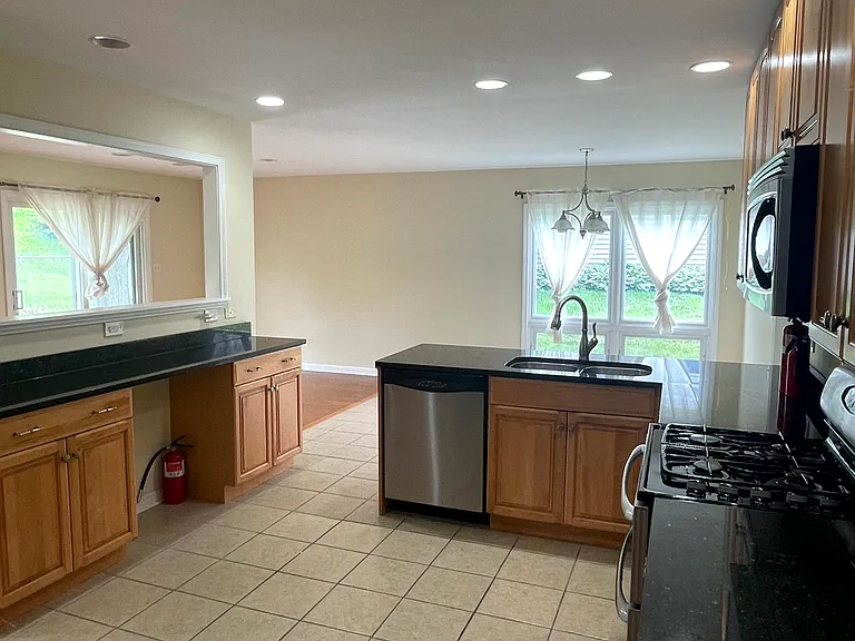 2S525 Lloyd Ave — Photo 22