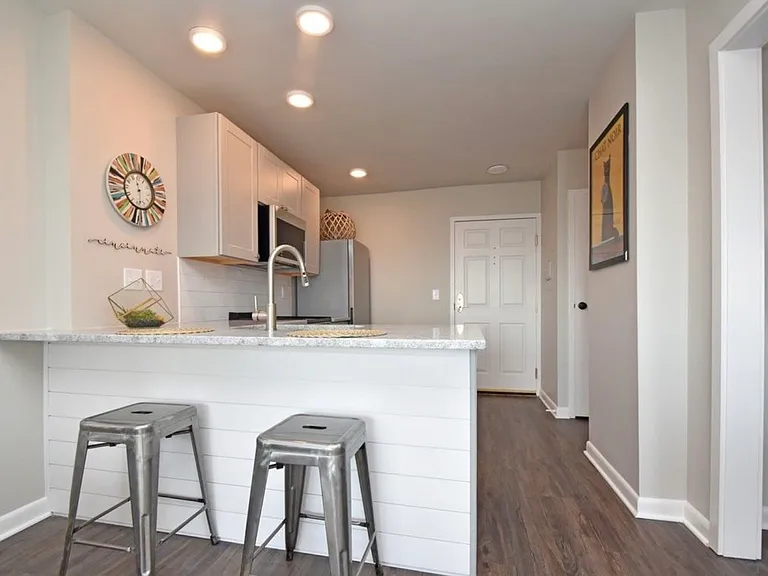 2200 Victory Pkwy #907 — Photo 6