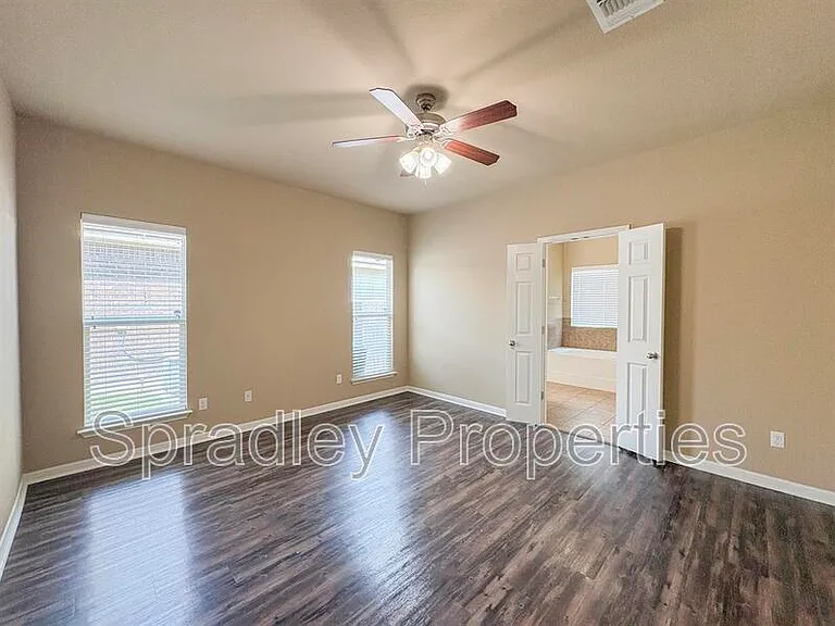 406 Banbury — Photo 15