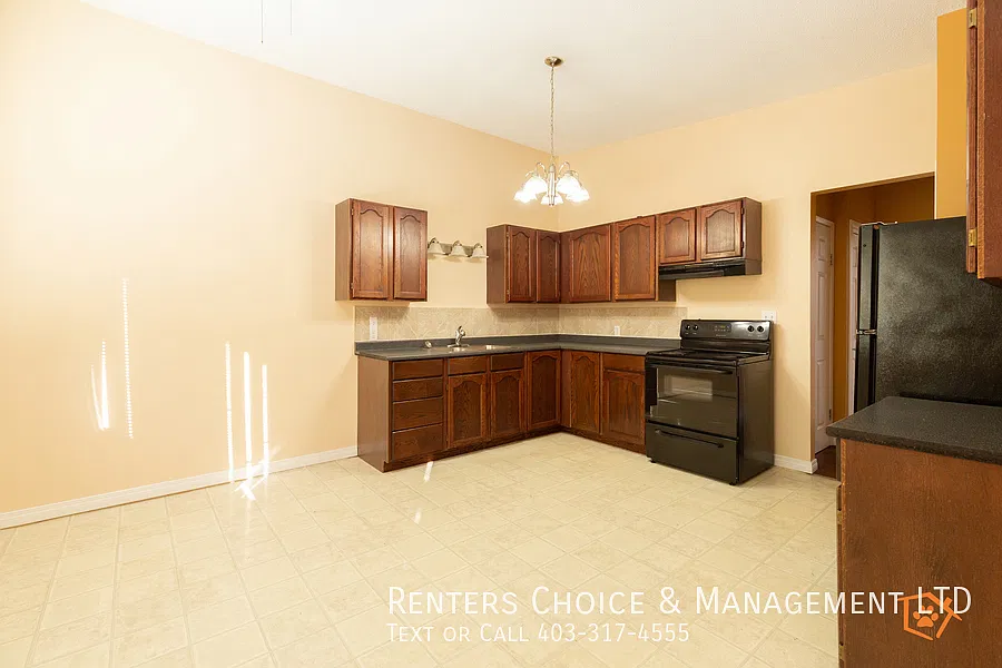 Pet Friendly Main Floor Suite with Utilities Included — Photo 2