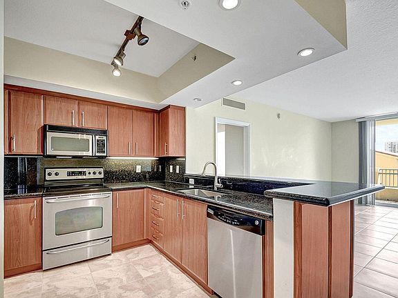 2nd image of 405 S Sapodilla Ave #319