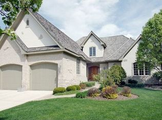 34 Forest Gate Cir, Oak Brook, IL 60523