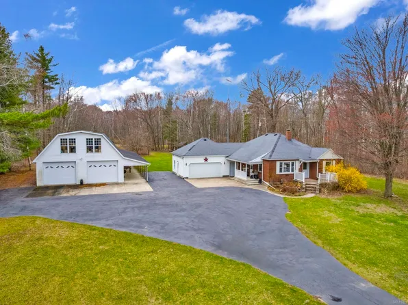 2828 Lakeshore Rd, Applegate, MI 48401