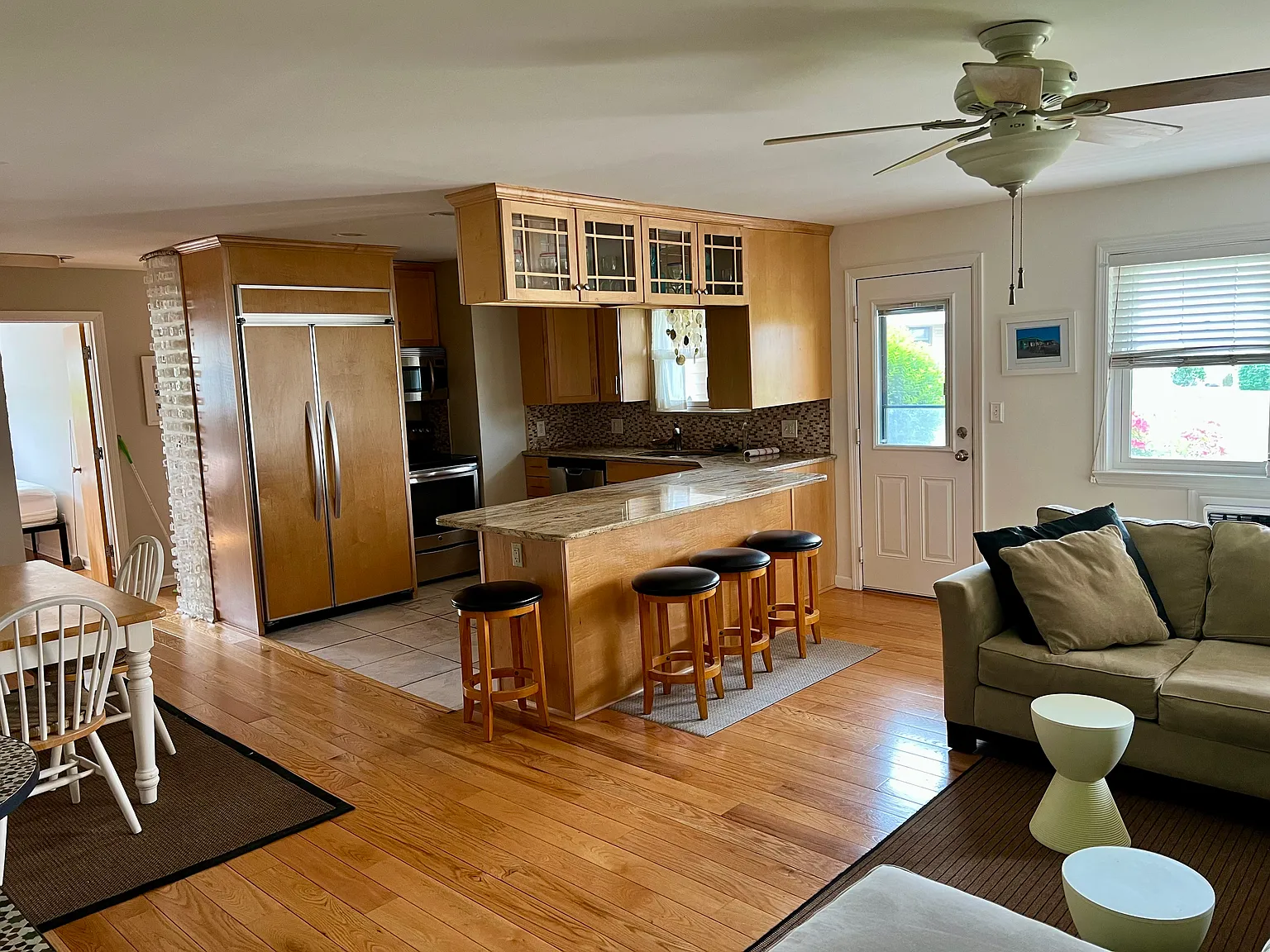 2 bed, 1.5 bath, 900 sqft, $2,400 — Photo 3