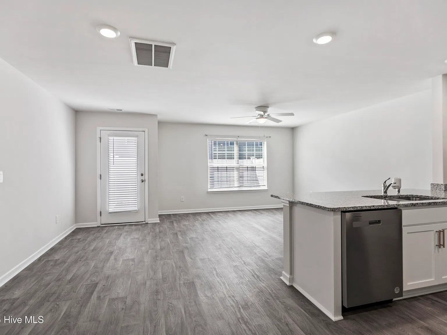 3 bed, 2.5 bath, 1502 sqft, $1,700 — Photo 3