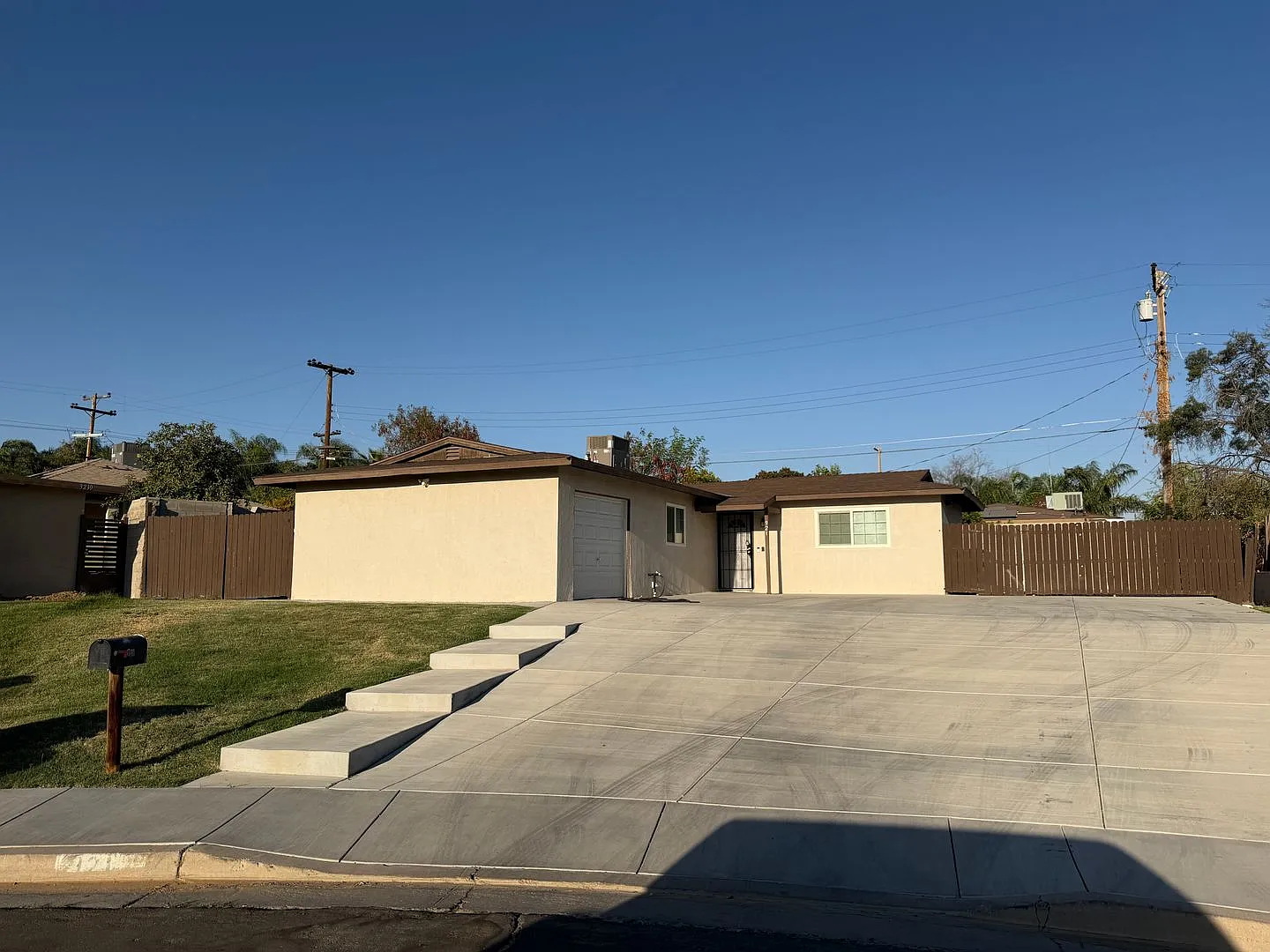 WOW Newley Remodeled 3 BD 1 BA Home in East Bakersfield Near Oswell St & Niles St — Photo 3