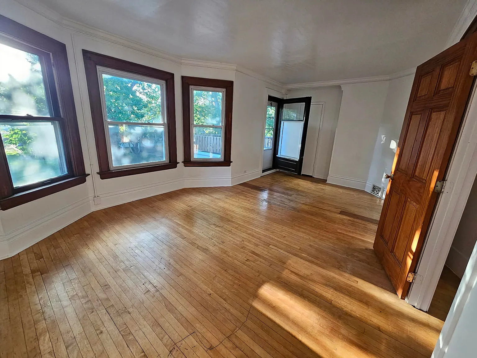 3 bed, 1100 sqft, $1,300 — Photo 2