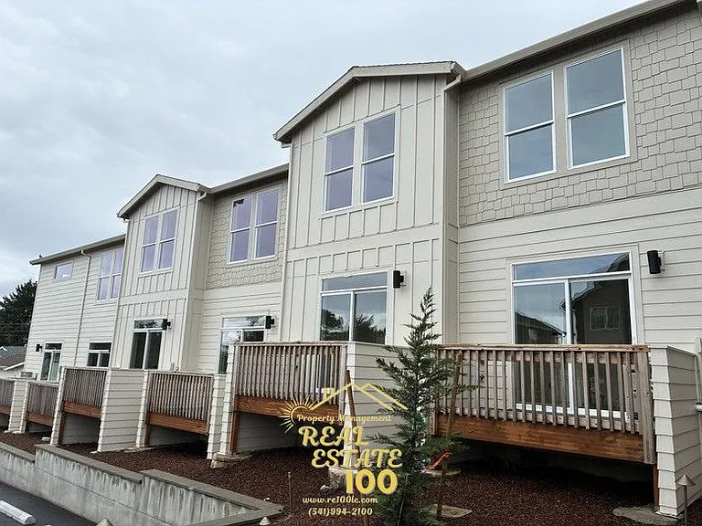 305 SE Port Ave E — Photo 13