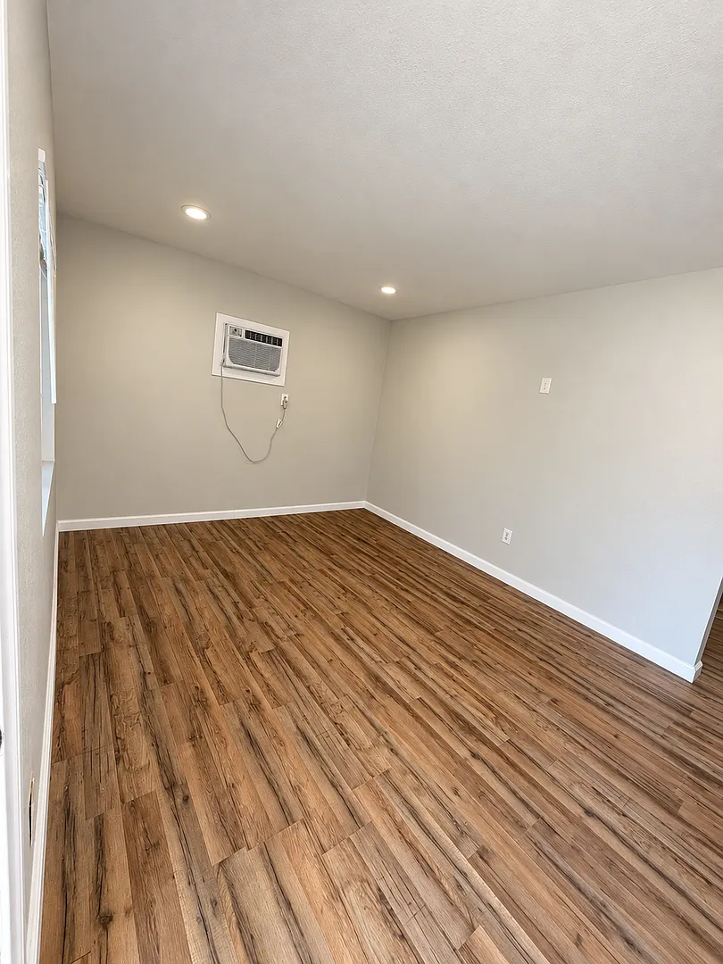 6403 East Court (FRONT) — Photo 3