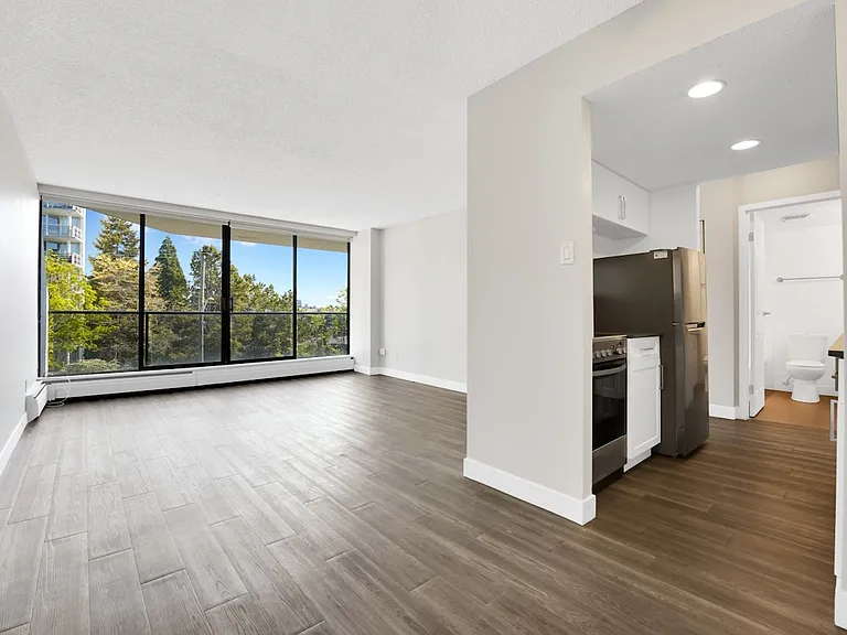 425 Simcoe St — Photo 8