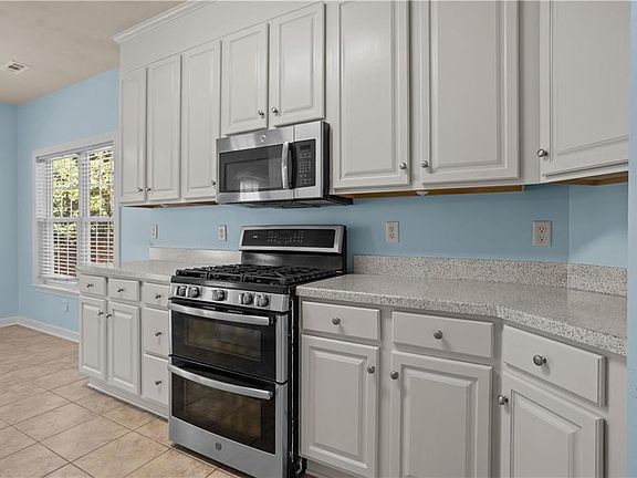 4th image of 1128 Sheppard Ave