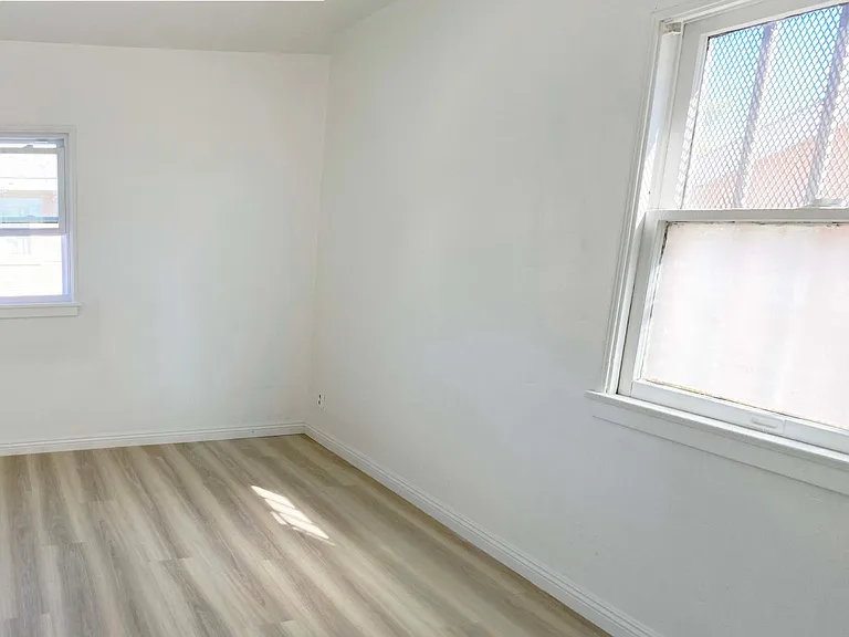 224 S Grand Ave — Photo 7