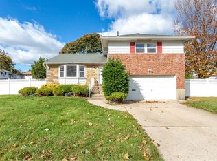 9 Stauber Dr, Plainview, NY 11803