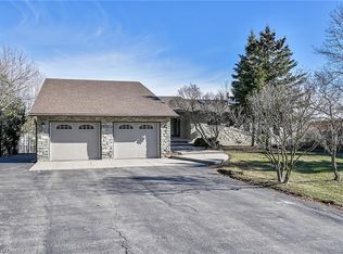 233 Green Mountain Rd E, Hamilton, ON L8J 2Z5