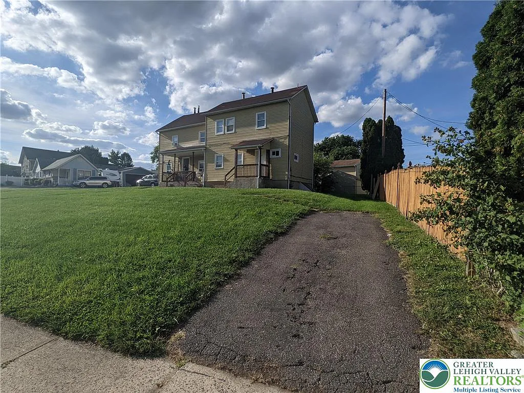 3 bed, 1.0 bath, 1000 sqft, $1,725 — Photo 2