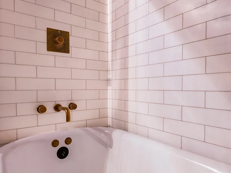 En Suite Bathroom South Claw Tub