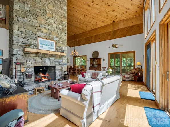 366 Summer Haven Rd, Swannanoa, NC 28778