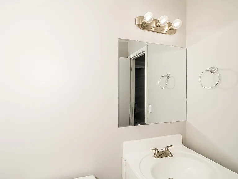 524439_027_main_bathroom_13458593.jpg