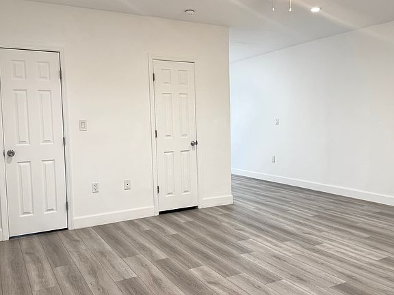2nd image of 916 W 42nd St APT 103