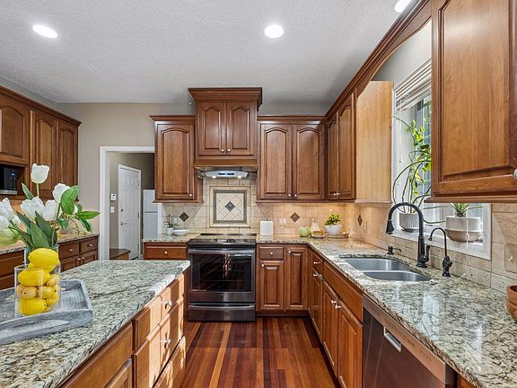 2nd image of 15016 Viewcrest Ln