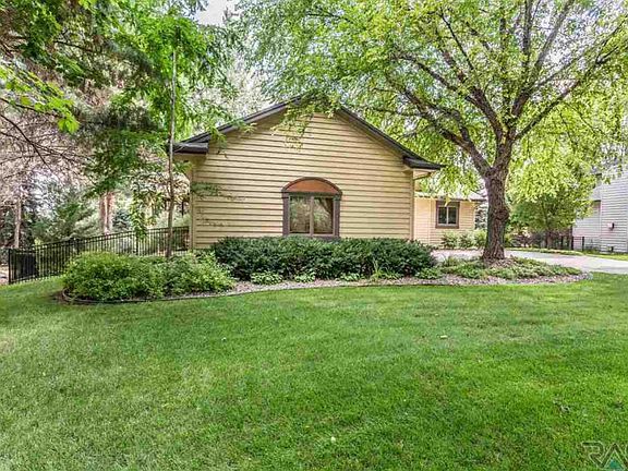 3rd image of 3028 S Coral Ct