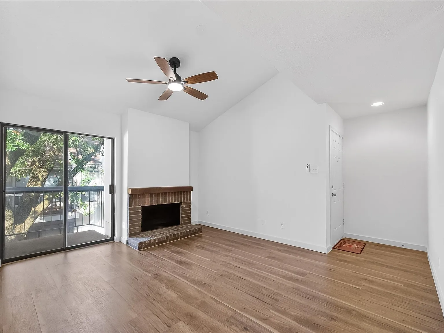 1 bed, 1.0 bath, 696 sqft, $1,100 — Photo 2