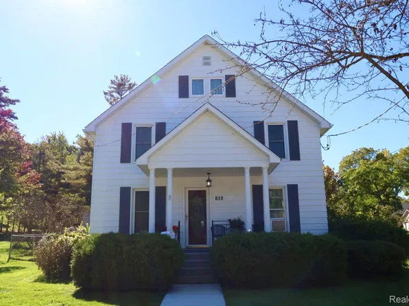 819 W Shiawassee Ave, Fenton, MI 48430