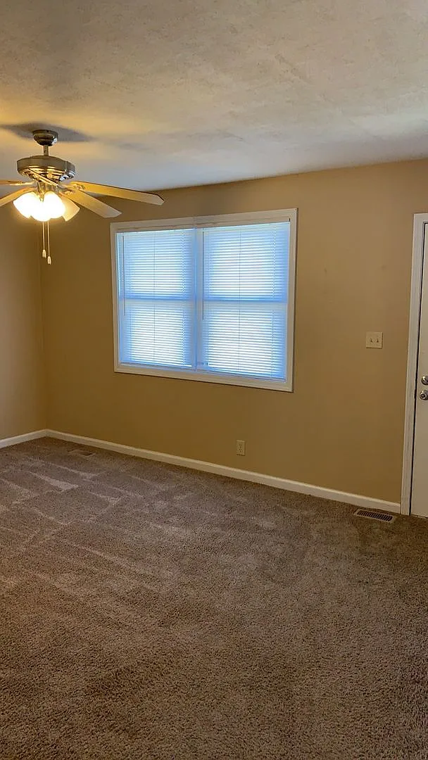 Cute 3 Bedroom/1 Bath home with HUGE garage! Close to post, off Dover Rd. — Photo 4