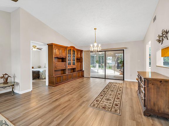 3rd image of 753 SE Lansdowne Avenue