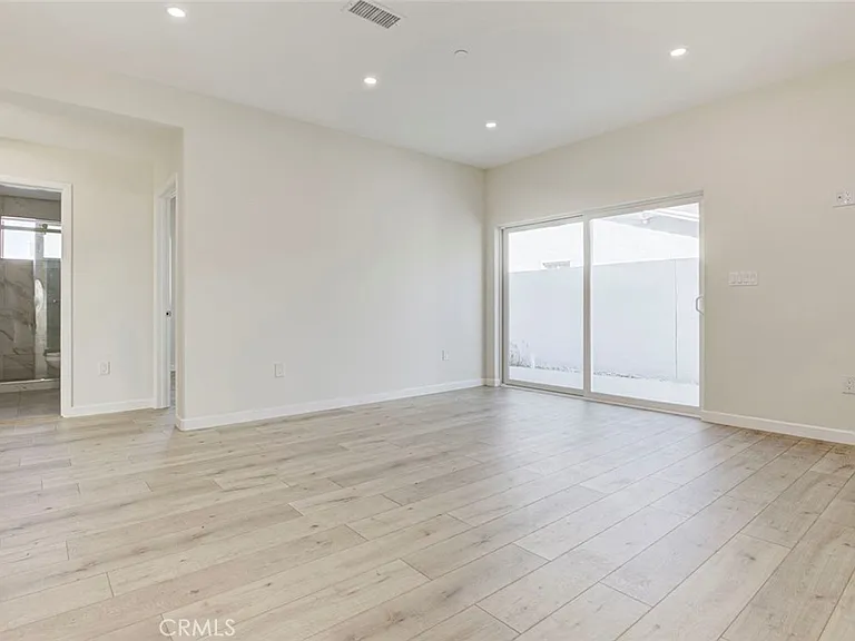 7408 Radford Ave — Photo 9