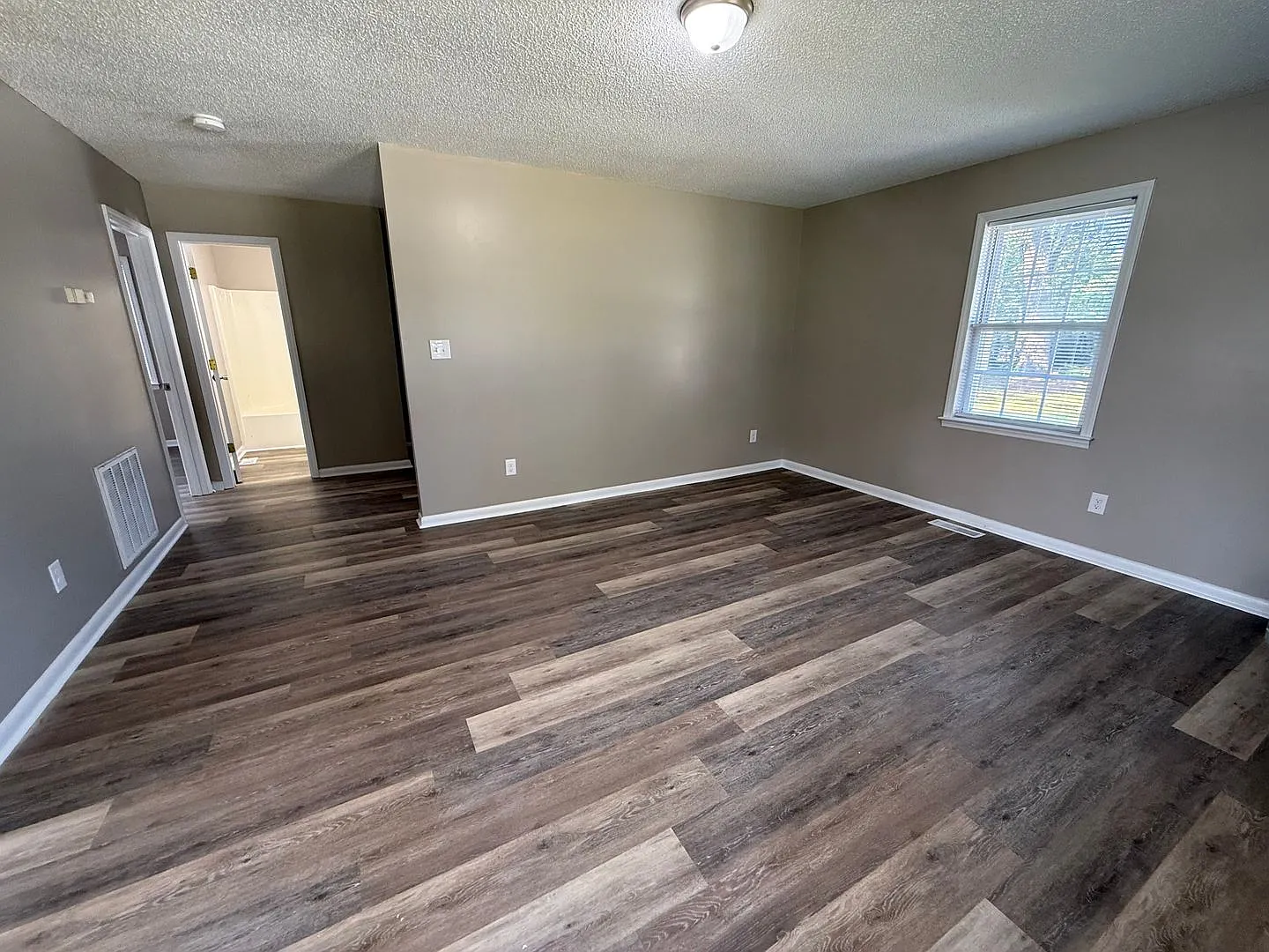 6301 Railroad — Photo 3