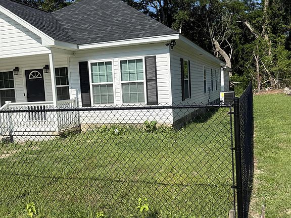 2nd image of 32 Edwards St