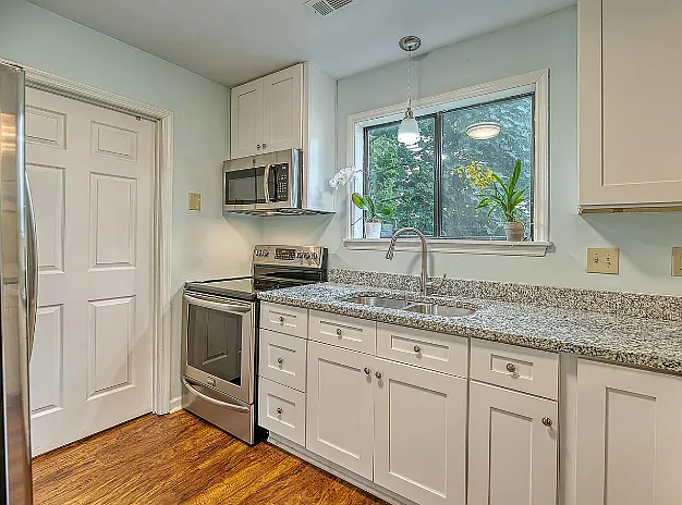 3 bed, 1400 sqft, $4,000 — Photo 3